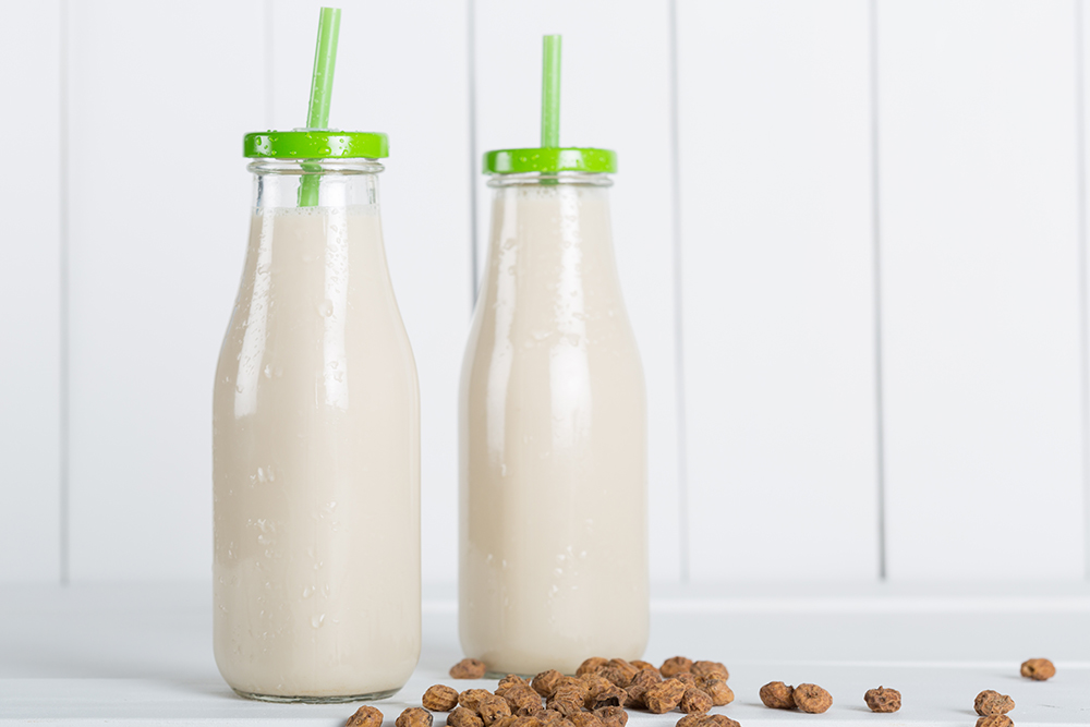 Die Horchata oder Erdmandelmilch ist eine pflanzliche Milch, die aus der Erdmandel gewonnen wird (Bild: 135pixels - shutterstock.com)