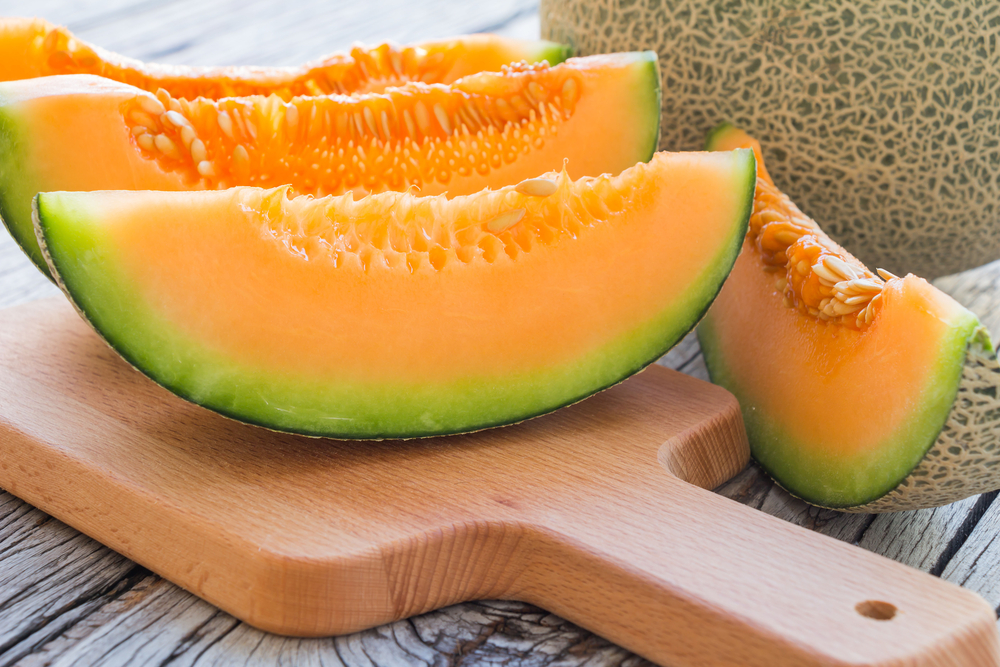 Die Zuckermelone oder Melone ist eine aus den Tropen und Subtropen stammende Pflanzenart. (Bild: © Still AB – shutterstock.com)