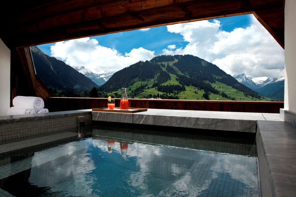 The Alpina Gstaad Pool (Bild: © Preferred Hotels & Resorts)