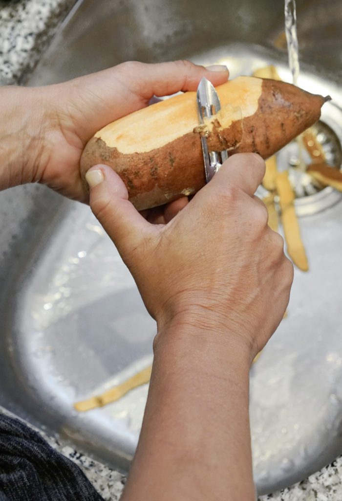 Süsskartoffeln werden wie normale Kartoffeln geschält. (Bild: © Picturegarden | Rohner)
