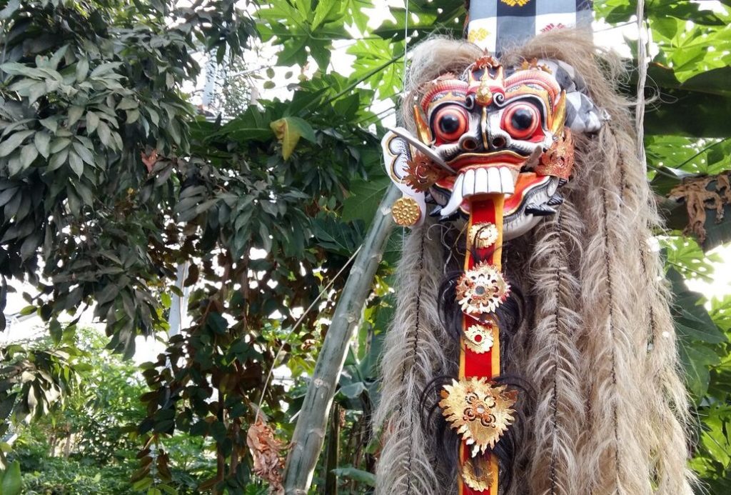 Während den Bali-Wochen wird das Restaurant MAHOI mit traditionellen Masken, Statuen, Dekorationsschirmen und Bildern geschmückt. (Quelle: Tropenhaus Wolhusen)
