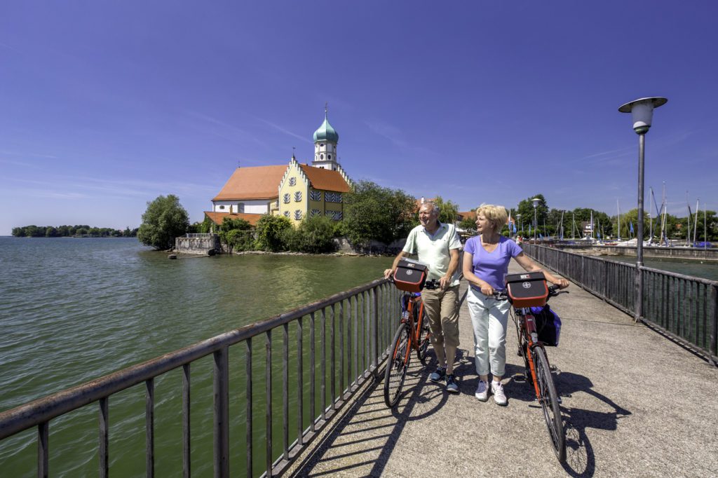 Radfahrer erkunden Hafen Wasserburg