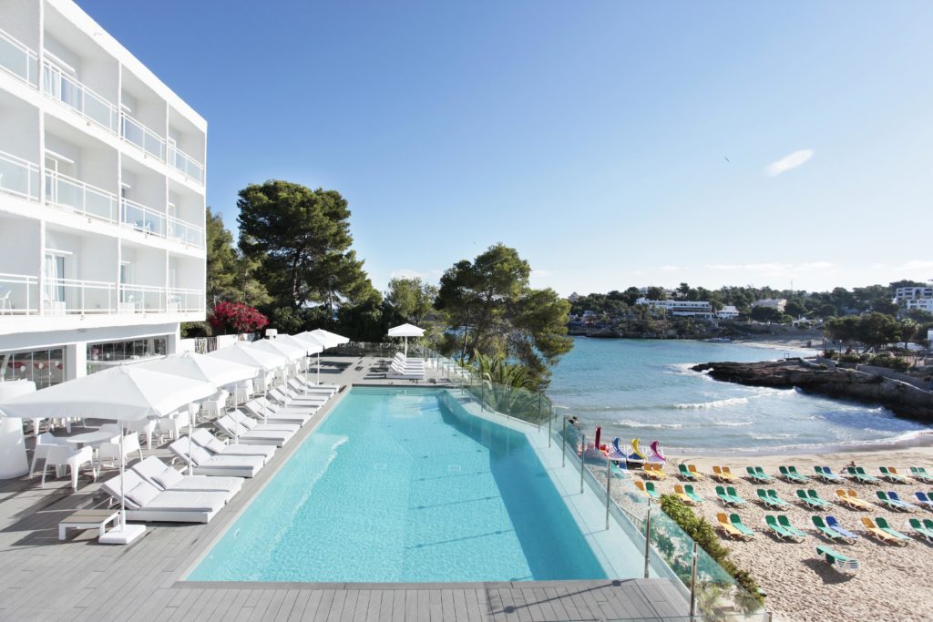 Das 4-Sterne-Sensimar Ibiza Beach Resort im Norden der Baleareninsel ist ein Hotel nur für Erwachsene. (© Grupotel Hotels & Resorts)