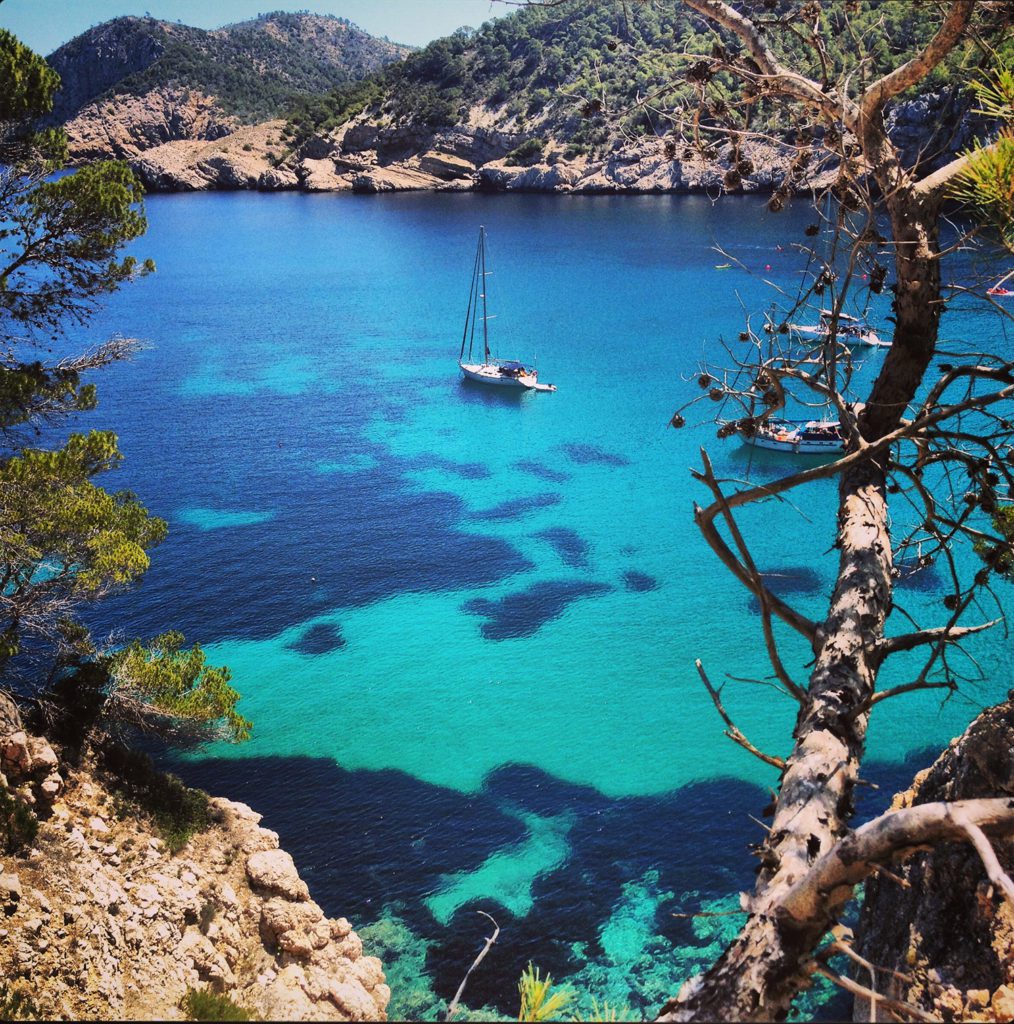 Ibiza lockt mit wilder Natur und türkisblauem Meer (© Toby Clarke)
