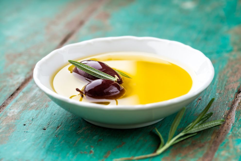 Kalt gepresstes Olivenöl enthält eine grosse Menge ungesättigter Fettsäuren. (Bild: B and E Dudzinscy – Shutterstock.com)