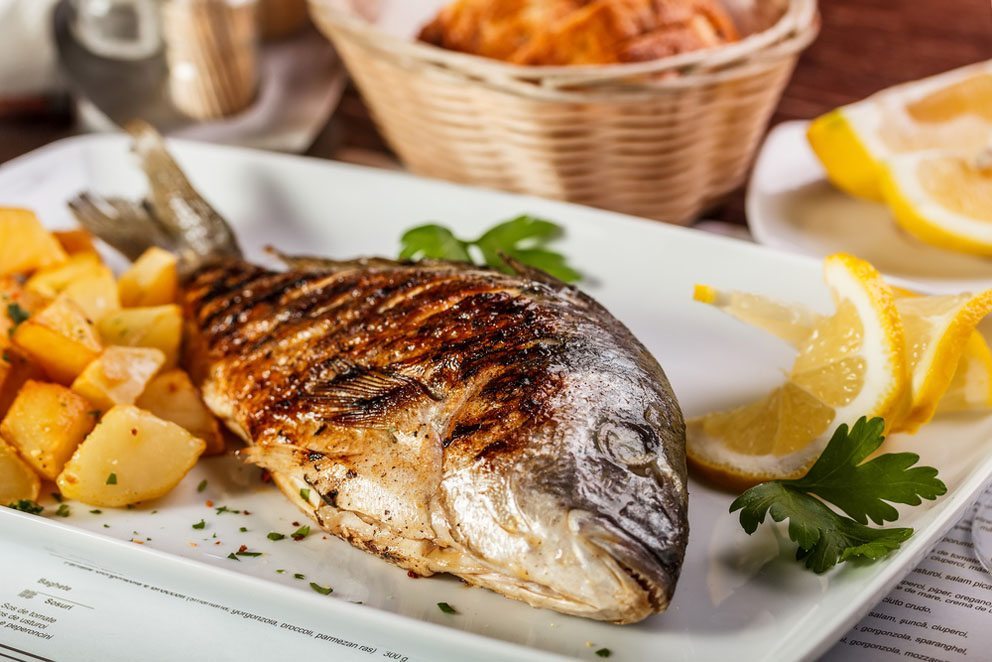 Die Südeuropäer essen weniger Fleisch, sondern setzen auf frisch zubereiteten Fisch. (Bild: grafvision – Shutterstock.com)