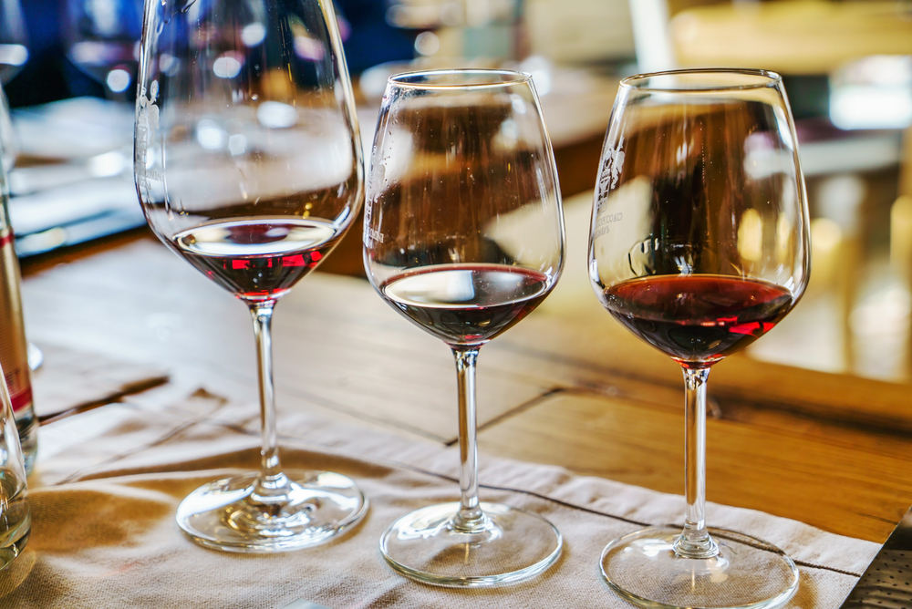 Wenn Sie für potenzielle Kunden eine Weinprobe vorbereiten, sollten Sie auf einige Punkte achten.  (© Shebeko - shutterstock.com)