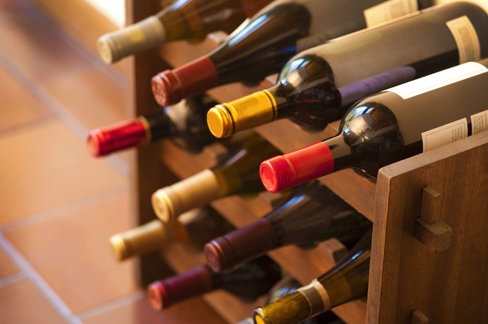 Im eigenen Weinregal lässt sich der Wein gut im eigenen Haus lagern. (Bild: Christian Delbert – Shutterstock.com)